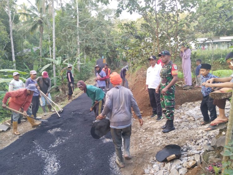 Babinsa Koramil 2201/Cisolok Laksanakan Karya Bakti Penagspalan Jalan Bersama Warga