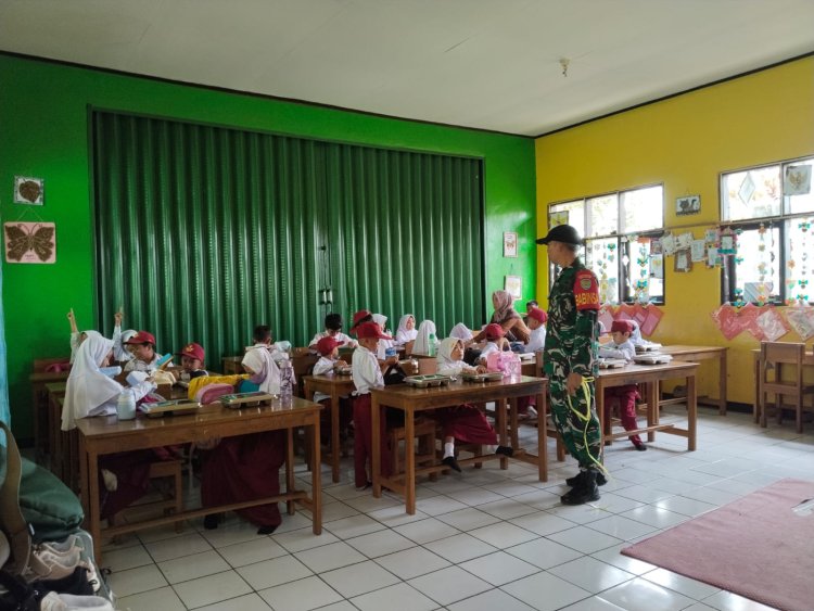 Babinsa Koramil 2209/Lengkong Dampingi Pendistribusian Program MBG di SDN Tegallega