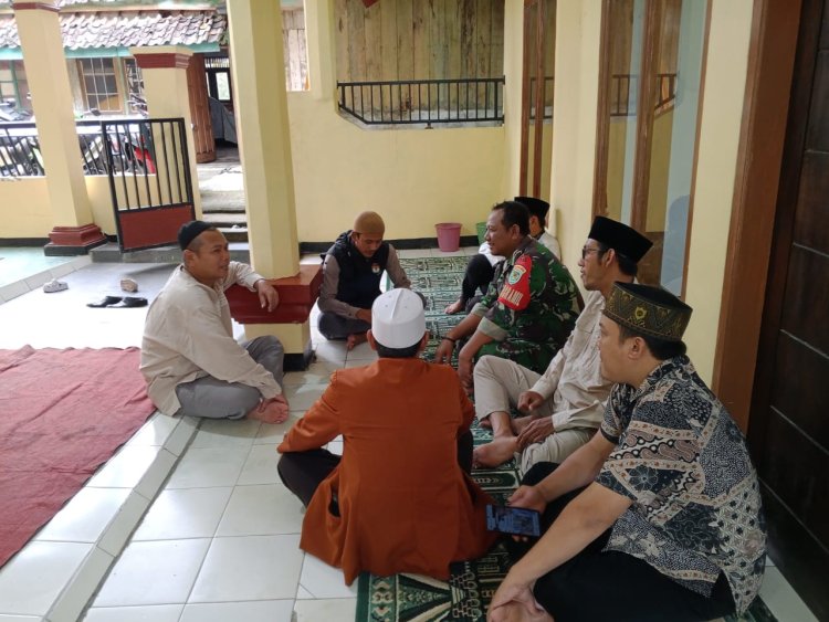 Babinsa Koramil 2211/Sagaranten Jalin Komsos Bersama Tokoh Masyarakat di Desa Sindangraja