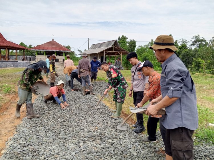 Babinsa Koramil 2213/Jampang Kulon Desa Cikaranggeusan Gelar Karya Bakti Bersama Warga