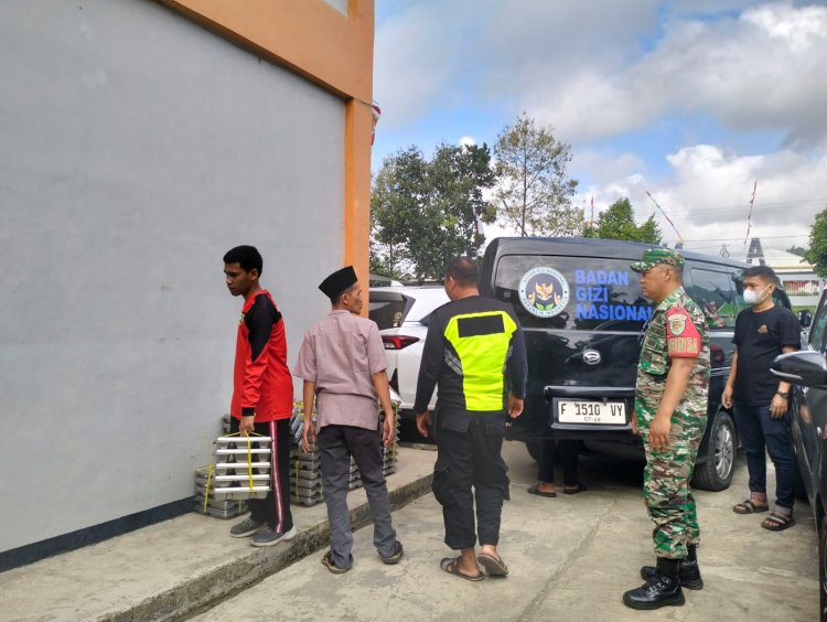 Babinsa Koramil 2206/Parakansalak Dampingi Pendistribusian Makan Bergizi Gratis di SMAN 1 Parakansalak