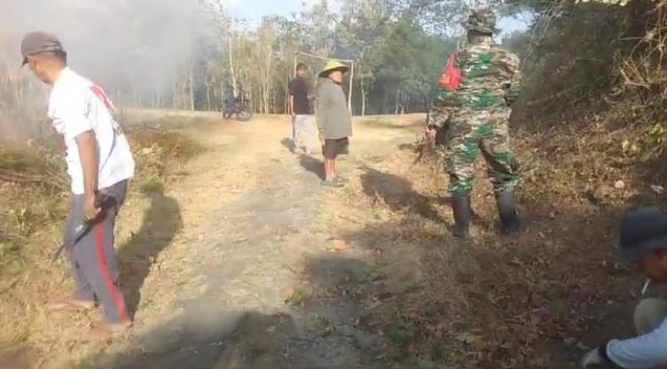 Babinsa Koramil 2215/Ciemas Gelar Karya Bakti Bersama Warga di Desa Neglasari