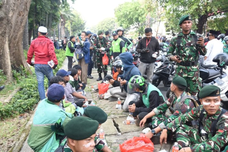 Ditengah Aksi Massa, TNI Hadir mengedepankan Semangat Persatuan dan Kebersamaan