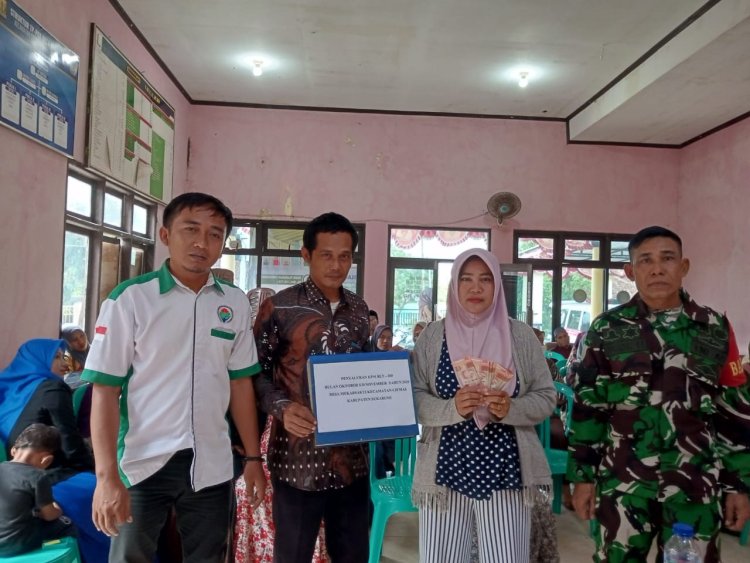 Babinsa Koramil 2215/Ciemas Dampingi Penyaluran BLT DD di Desa Mekarsakti