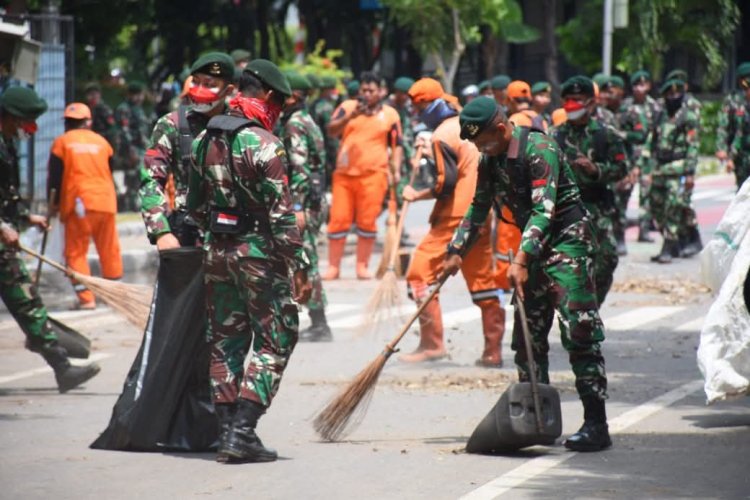 Prajurit TNI Bersama Masyarakat Gotong Royong Bersihkan Sisa Aksi Massa dan Evakuasi Kendaraan Terbakar