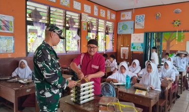 Babinsa Koramil 2209/Lengkong Dampingi Pendistribusian MBG di SDN Tegallega