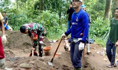 Babinsa Koramil 2201/Cisolok Laksanakan Karya Bakti Bersama Warga