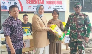 Babinsa Koramil 2211/Sagaranten Dampingi Pelaksanaan Bazar Pasar Murah