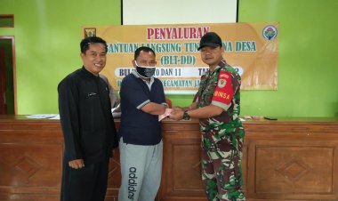 Babinsa Koramil 2213/Jampangkulon Dampingi Penyaluran BLT DD di Desa Bojongsari