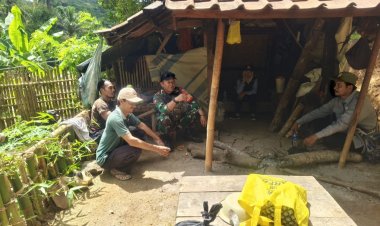 Babinsa Desa Cipamingkis Koramil 2211/Sagaranten Jalin Komsos dengan Warga untuk Tingkatkan Keakraban