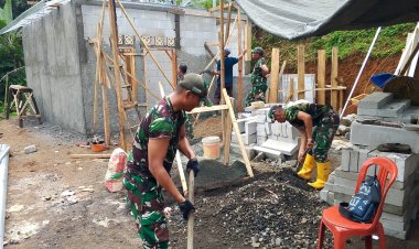 Babinsa Koramil 2205/Kalapanunggal Gelar Karya Bhakti Pembangunan Rutilahu