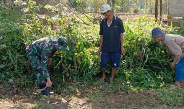 Babinsa Koramil 2206/Parakansalak Gelar Kegiatan Pembersihan Jalan Bersama Warga