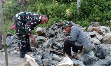 Babinsa Koramil 2212/Tegalbuleud Bersama Warga Laksanakan Karbak Pembenahan Jalan