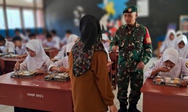Babinsa Koramil 2207/Jampang Tengah Desa  Panumbangan Dampingi Pendistribusian Makan Bergizi Gratis di SMPN 1 Jampangtengah