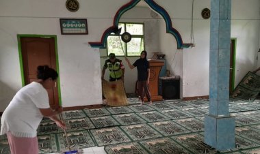 Babinsa Koramil 2212/Tegal Buleud Laksanakan Bakti Sosial﻿