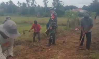 Babinsa Koramil 2215/Ciemas Bersama Warga Laksanakan Karya Bakti