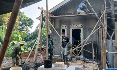 Babinsa Koramil 2205/Kalapanunggal Laksanakan Bhakti Pembangunan Rutilahu