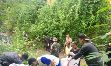 Babinsa Koramil 2211/Sagaranten Gelar Karya Bakti Bersihkan Aliran Sungai