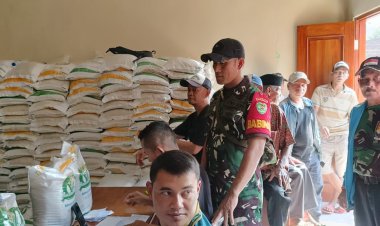 Babinsa Koramil 2213/Jampang Kulon Laksanakan Pendampingan Bantuan Beras Bulog
