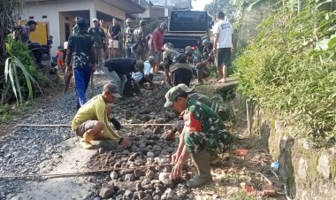 Babinsa Koramil 2210/Pabuaran Laksanakan Karya Bhakti Bersama Warga
