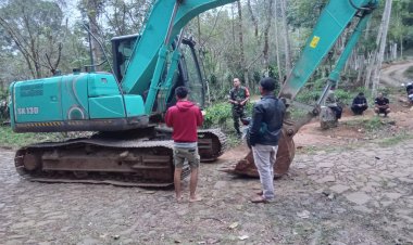 Babinsa Koramil 2215/Ciemas Laksanakan Pengamanan Mobilitas Alat Berat di Desa Ciemas