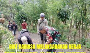 Babinsa Koramil 2202/Palabuhanratu Gelar Karya Bhakti Perbaikan Jalan di Desa Kertajaya