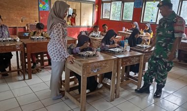 Babinsa Koramil 2212/Tegalbuleud Dampingi Kegiatan MBG di Sekolah Wilayah Tegalbuleud