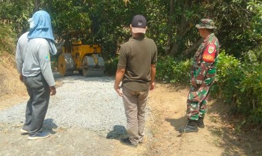 BABINSA KORAMIL 2215/CIEMAS GELAR KARYA BAKTI PEMBANGUNAN JALAN DESA