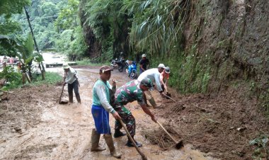 Babinsa Koramil 2205/Kalapanunggal Gelar Karya Bhakti Bersihkan Jalan Lingkungan
