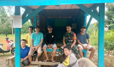 Babinsa Koramil 2209/Lengkong Laksanakan Komsos dengan Warga Desa Cilangkap