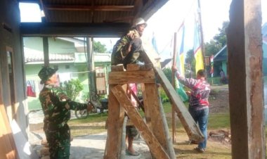 Babinsa Koramil 2206/Parakansalak Laksanakan Perbaikan Rumah Warga