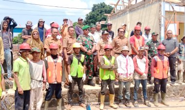 Danramil 2204/Cikidang Hadiri Peletakan Batu Pertama Revitalisasi SDN Ciherang