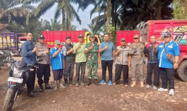 Babinsa Koramil 2204/Cikidang Ikuti Aksi Perbaikan Jalan oleh Aliansi Masyarakat Tiga Kecamatan