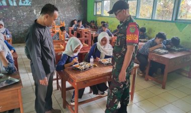 Babinsa Koramil 2209/Lengkong Dampingi Pendistribusian Makan Bergizi di SMPN 2 Lengkong