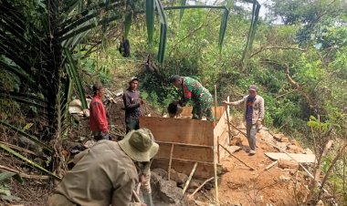 Babinsa Koramil 2210/Pabuaran Laksanakan Karya Bhakti Bersama Warga