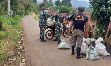 Babinsa Koramil 2205/Kalapanunggal Laksanakan Bhakti Pengangkutan Pasir untuk Pembangunan Rutilahu