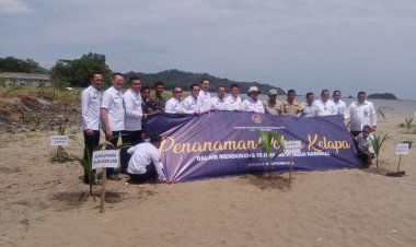 Danramil 2215/Ciemas Tanam Bibit Kelapa Dukung Ketahanan Pangan Nasional