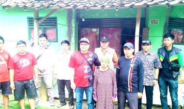 Warga bersama Pemdes Buniwangi berinisiatif Bantu Seorang nenek.