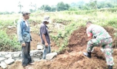 Babinsa Koramil 2206/Parakansalak Bantu Perbaikan Parit di Desa Lebaksari