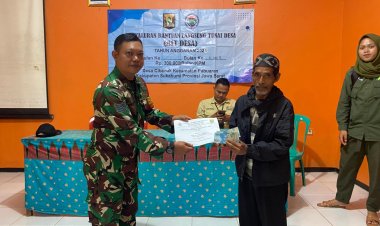 Babinsa Koramil 2210/Pabuaran Dampingi Penyaluran BLT DD di Desa Cibadak