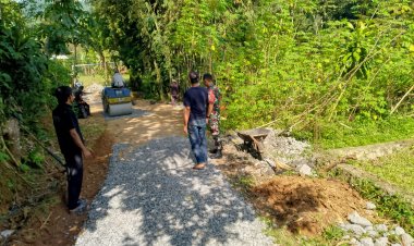 Babinsa Koramil 2201/Cikakak, melaksanakan kegiatan karya bakti sekaligus monitoring pelaksanaan pengaspalan jalan