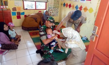 Babinsa Koramil 2210/Pabuaran Dampingi Kegiatan Posyandu di Desa Sukajaya