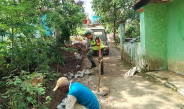Babinsa Koramil 2206/Parakansalak Laksanakan Perbaikan Parit di Desa Bojongasih