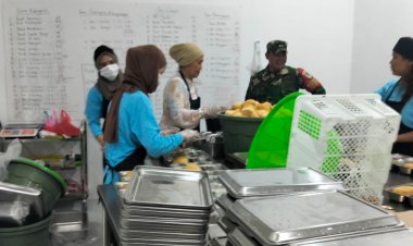 Babinsa Koramil 2201/Cisolok Dampingi Program Makan Bergizi di Desa Cimaja