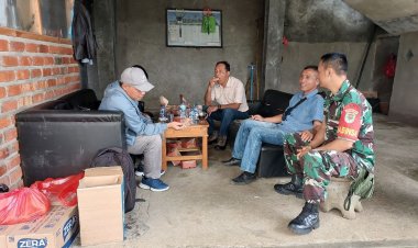 Babinsa Koramil 2205/Kalapanunggal Gelar Komsos Bersama Warga di Desa Makasari