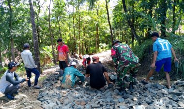 Babinsa Koramil 2215/Ciemas Laksanakan Karya Bakti Bersama Masyarakat