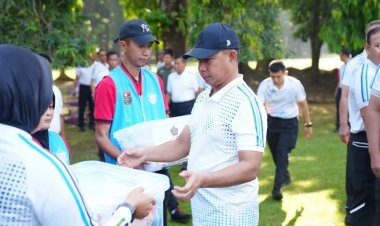 Panglima TNI Bagikan Ratusan Paket Sembako dan Lepas Ratusan Ekor Burung di Mabes TNI