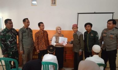 Babinsa Koramil 2215/Ciemas Dampingi Pembagian BLT di Desa Mekarjaya