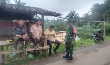 Babinsa Koramil 2206/Parakansalak Laksanakan Komsos Bersama Warga dan Linmas