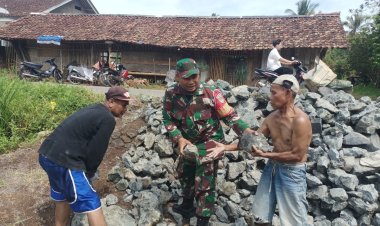 Babinsa Koramil 2210/Pabuaran Laksanakan Karya Bhakti Bersama Warga